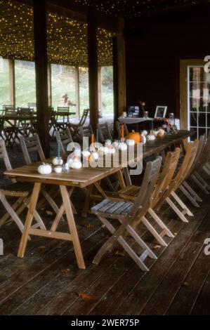 Dekor für eine Herbstparty mit Tischen mit Kürbisverzierung in einem bezaubernden Außenbereich Stockfoto