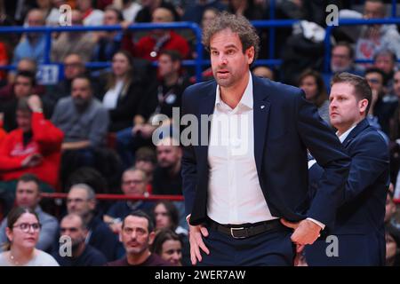 Mailand, Italien. Januar 2024. Roger Grimau, Cheftrainer des FC Barcelona während der EA7 Emporio Armani Milano vs FC Barcelona, Basketball Euroleague Spiel in Mailand, Italien, 26. Januar 2024 Credit: Independent Photo Agency/Alamy Live News Stockfoto