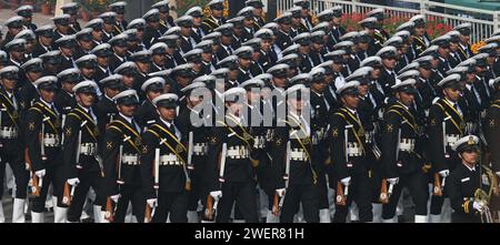 NEW DELHI, INDIEN - 26. JANUAR: Indische Küstenwache-Marschparade während des 75. Tages der Republik auf dem Kartavya-Pfad am 26. Januar 2024 in Neu-Delhi, Indien. Indien bereitet sich auf seine Platin-Feier des Tages der Republik des Landes am Freitag vor, bei der auf dem majestätischen „Kartavya Path“ in Neu-Delhi eine spannende Ausstellung über seine militärischen Fähigkeiten und sein reiches kulturelles Erbe präsentiert wird. Am Vorabend des Republiktages kündigte die Gewerkschaftsregierung am Donnerstag Gallantry- und Service-Medaillen an 1.132 Mitarbeiter verschiedener Agenturen wie paramilitärische Kräfte, Polizei, Feuerwehr, h Stockfoto