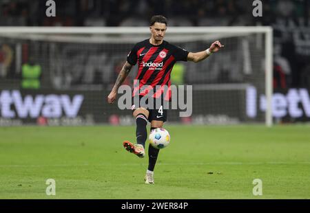 Frankfurt Am Main, Deutschland. Januar 2024. 26.01.2024, Fussball-Bundesliga, Eintracht Frankfurt - 1. FSV Mainz 05, emonline, emspor, v.l., Robin Koch (Eintracht Frankfurt) DFL/DFB-VORSCHRIFTEN VERBIETEN DIE VERWENDUNG VON FOTOGRAFIEN ALS BILDSEQUENZEN UND/ODER QUASI-VIDEO. Xdcx Credit: dpa/Alamy Live News Stockfoto