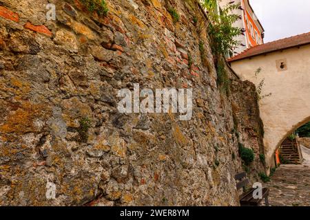 Altes Mauerwerk der Festungsmauer am Damm in Passau. Zusammenfluss der drei Flüsse Donau, Inn, Ilz, Bayern, Deutschland. Hochwertige Fotos Stockfoto