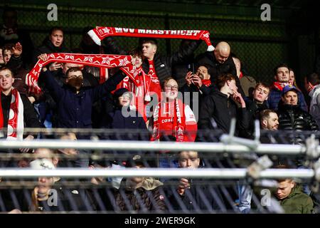 Eindhoven, Niederlande. Januar 2024. EINDHOVEN, NIEDERLANDE - 26. JANUAR: Fans von MVV Maastricht feiern den Sieg beim niederländischen Keuken Kampioen Divisie Spiel zwischen FC Eindhoven und MVV Maastricht am 26. Januar 2024 im Jan Louwers Stadion in Eindhoven. (Foto: Broer van den Boom/Orange Pictures) Credit: Orange Pics BV/Alamy Live News Stockfoto