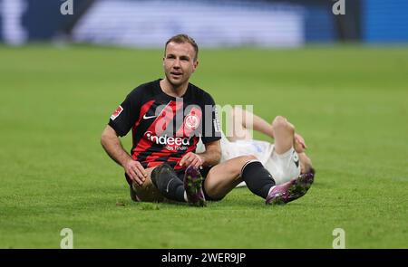 Frankfurt Am Main, Deutschland. Januar 2024. 26.01.2024, Fussball-Bundesliga, Eintracht Frankfurt - 1. FSV Mainz 05, emonline, emspor, v.l., Mario Götze (Eintracht Frankfurt) DFL/DFB-VORSCHRIFTEN VERBIETEN JEDE VERWENDUNG VON FOTOGRAFIEN ALS BILDSEQUENZEN UND/ODER QUASI-VIDEO. Xdcx Credit: dpa/Alamy Live News Stockfoto