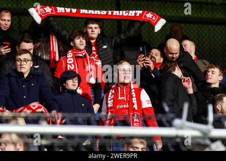 Eindhoven, Niederlande. Januar 2024. EINDHOVEN, NIEDERLANDE - 26. JANUAR: Fans von MVV Maastricht feiern den Sieg beim niederländischen Keuken Kampioen Divisie Spiel zwischen FC Eindhoven und MVV Maastricht am 26. Januar 2024 im Jan Louwers Stadion in Eindhoven. (Foto: Broer van den Boom/Orange Pictures) Credit: Orange Pics BV/Alamy Live News Stockfoto