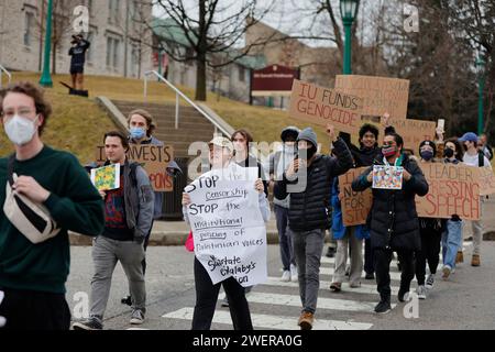 Bloomington, USA. Januar 2024. BLOOMINGTON, INDIANA - 26. JANUAR: Demonstranten protestieren gegen die Absage einer Ausstellung an der Indiana University für die palästinensische Künstlerin Samia Halaby am 26. Januar 2024 in Bloomington, Indiana. Halaby, 87 Jahre alt, hat sich für ihre Unterstützung der Palästinenser ausgesprochen. (Quelle: Jeremy Hogan/Alamy Live News Stockfoto