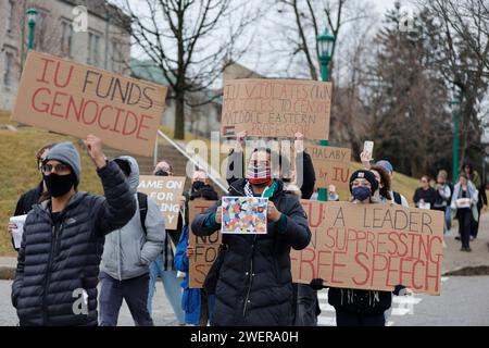 Bloomington, USA. Januar 2024. BLOOMINGTON, INDIANA - 26. JANUAR: Demonstranten protestieren gegen die Absage einer Ausstellung an der Indiana University für die palästinensische Künstlerin Samia Halaby am 26. Januar 2024 in Bloomington, Indiana. Halaby, 87 Jahre alt, hat sich für ihre Unterstützung der Palästinenser ausgesprochen. (Quelle: Jeremy Hogan/Alamy Live News Stockfoto