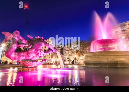 London, Großbritannien. Januar 2024. Die beleuchteten Springbrunnen am Trafalgar Square sehen vor dem klaren blauen Abendhimmel hübsch aus, während ein rotes Licht auf einem Baukran einen Farbtupfer hinzufügt. Nach starken Regenschauern über Nacht sah die Hauptstadt bis heute Abend Sonnenschein und klaren Himmel. Quelle: Imageplotter/Alamy Live News Stockfoto