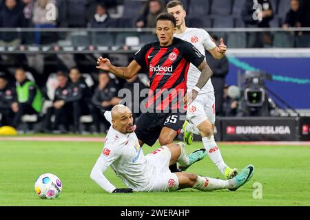 Frankfurt, Deutschland. Januar 2024. Frankfurt, Deutschland 26. Januar 2024: 1. BL - 2023/2024 - Eintracht Frankfurt vs. FSV Mainz 05 im Bild: v. li. im Zweikampf: Karim Onisiwo (Mainz) gegen Tuta (Frankfurt). /// DFB-Vorschriften verbieten die Verwendung von Fotos als Bildsequenzen und/oder Quasi-Video /// Credit: dpa/Alamy Live News Stockfoto