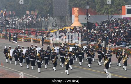 NEW DELHI, INDIEN - 26. JANUAR: Indische Küstenwache Band-Kontingent-Parade während der Feierlichkeiten zum 75. Tag der Republik auf dem Kartavya-Pfad am 26. Januar 2024 in Neu-Delhi, Indien. Indien bereitet sich auf seine Platin-Feier des Tages der Republik des Landes am Freitag vor, bei der auf dem majestätischen „Kartavya Path“ in Neu-Delhi eine spannende Ausstellung über seine militärischen Fähigkeiten und sein reiches kulturelles Erbe präsentiert wird. Am Vorabend des Republiktages kündigte die Gewerkschaftsregierung am Donnerstag Galantry- und Service-Medaillen an 1.132 Mitarbeiter verschiedener Einrichtungen wie paramilitärische Streitkräfte, Polizei und Feuerwehr Stockfoto