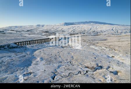Ribblehead Viadukt und Whernside an einem verschneiten Wintertag. North Yorkshire, Großbritannien. Stockfoto