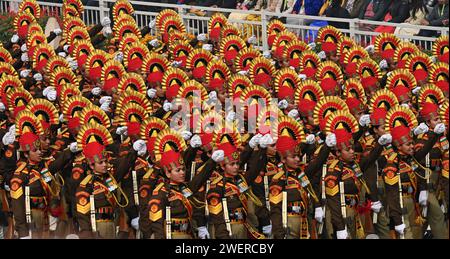 NEW DELHI, INDIEN - 26. JANUAR: BSF Women Contingent Marching Parade während der Feierlichkeiten zum 75. Tag der Republik auf dem Kartavya Path am 26. Januar 2024 in Neu Delhi, Indien. Indien bereitet sich auf seine Platin-Feier des Tages der Republik des Landes am Freitag vor, bei der auf dem majestätischen „Kartavya Path“ in Neu-Delhi eine spannende Ausstellung über seine militärischen Fähigkeiten und sein reiches kulturelles Erbe präsentiert wird. Am Vorabend des Republiktages verkündete die Gewerkschaftsregierung am Donnerstag 1.132 Mitarbeiter verschiedener Einrichtungen wie der paramilitärischen Streitkräfte, der Polizei, der Feuerwehr und der Hauswache die Medaillen der Gallantry und des Service Stockfoto