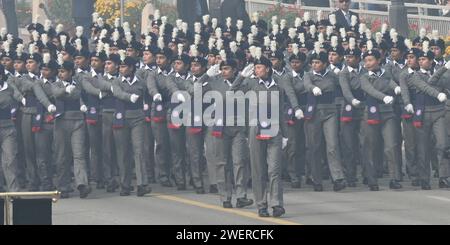 NEW DELHI, INDIEN – 26. JANUAR: NCC National Cadet Corps Contingent Marching Parade während der Feierlichkeiten zum 75. Tag der Republik auf dem Kartavya Path am 26. Januar 2024 in Neu Delhi, Indien. Indien bereitet sich auf seine Platin-Feier des Tages der Republik des Landes am Freitag vor, bei der auf dem majestätischen „Kartavya Path“ in Neu-Delhi eine spannende Ausstellung über seine militärischen Fähigkeiten und sein reiches kulturelles Erbe präsentiert wird. Am Vorabend des Republiktages kündigte die Gewerkschaftsregierung am Donnerstag Galantry- und Service-Medaillen an 1.132 Mitarbeiter verschiedener Einrichtungen wie paramilitärische Kräfte, Polizei, Feuerwehr Stockfoto