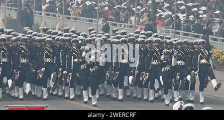 NEW DELHI, INDIEN - 26. JANUAR: Indische Küstenwache-Marschparade während des 75. Tages der Republik auf dem Kartavya-Pfad am 26. Januar 2024 in Neu-Delhi, Indien. Indien bereitet sich auf seine Platin-Feier des Tages der Republik des Landes am Freitag vor, bei der auf dem majestätischen „Kartavya Path“ in Neu-Delhi eine spannende Ausstellung über seine militärischen Fähigkeiten und sein reiches kulturelles Erbe präsentiert wird. Am Vorabend des Republiktages kündigte die Gewerkschaftsregierung am Donnerstag Gallantry- und Service-Medaillen an 1.132 Mitarbeiter verschiedener Agenturen wie paramilitärische Kräfte, Polizei, Feuerwehr, h Stockfoto