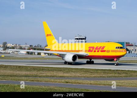 DHL Boeing 767-200F Frachtflugzeug fährt zum Start vom Flughafen Lemberg Stockfoto