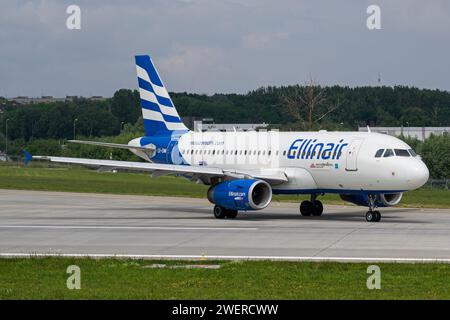 Die griechische Fluggesellschaft Ellinair Airbus A319 fährt zum Start vom Flughafen Lemberg Stockfoto