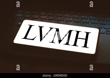 Brasilien. Januar 2024. In dieser Fotoabbildung wird das Logo von LVMH Moët Hennessy Louis Vuitton SE auf einem Smartphone-Bildschirm angezeigt. (Foto von Rafael Henrique/SOPA Images/SIPA USA) *** ausschließlich für redaktionelle Nachrichten *** Credit: SIPA USA/Alamy Live News Stockfoto