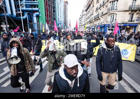 Paris, Frankreich. Januar 2024. Demonstranten marschieren während der Demonstration auf die Straße. Eine neue Demonstration gegen das neue Einwanderungsgesetz in Frankreich besetzte die Straßen von Paris, einen Tag nachdem der Verfassungsrat das Gesetz angenommen hatte, obwohl 40 % des Textes zensiert wurden. (Foto: Telmo Pinto/SOPA Images/SIPA USA) Credit: SIPA USA/Alamy Live News Stockfoto