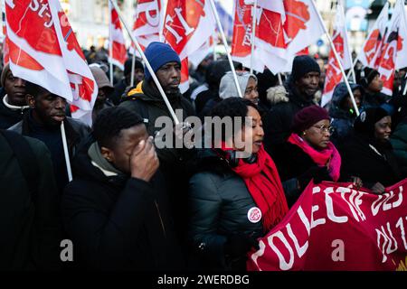 Paris, Frankreich. Januar 2024. Demonstranten halten während der Demonstration ein Banner. Eine neue Demonstration gegen das neue Einwanderungsgesetz in Frankreich besetzte die Straßen von Paris, einen Tag nachdem der Verfassungsrat das Gesetz angenommen hatte, obwohl 40 % des Textes zensiert wurden. (Foto: Telmo Pinto/SOPA Images/SIPA USA) Credit: SIPA USA/Alamy Live News Stockfoto