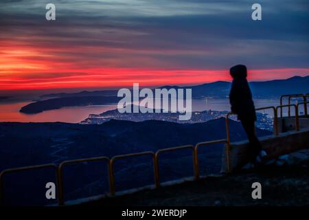 Split, Kroatien. Januar 2024. Der Sonnenuntergang über der Adria wird am 26. Januar 2024 vom Mosor Mountain in Split, Kroatien, beobachtet. Foto: Zvonimir Barisin/PIXSELL Credit: Pixsell/Alamy Live News Stockfoto