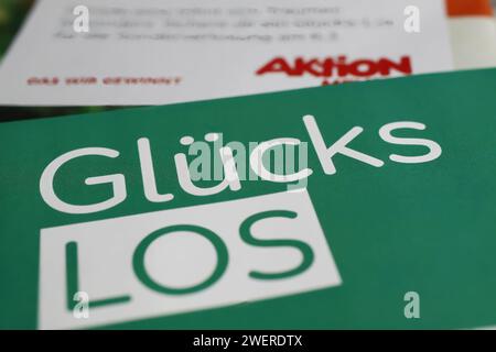 Viersen, Deutschland - 9. Januar. 2024: Closeup des Faltblatts der Aktion Mensch Social Lottery Stockfoto