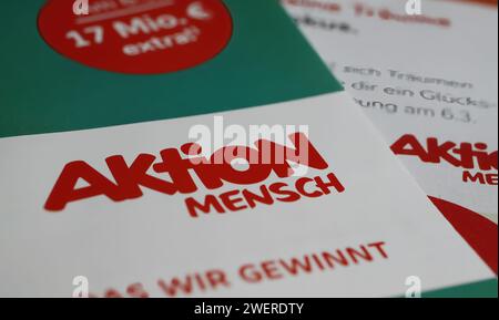 Viersen, Deutschland - 9. Januar. 2024: Closeup des Faltblatts der Aktion Mensch Social Lottery Stockfoto