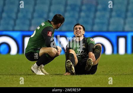 Luis Binks (rechts) von Coventry City während des Spiels der vierten Runde des Emirates FA Cup in Hillsborough, Sheffield. Bilddatum: Freitag, 26. Januar 2024. Stockfoto