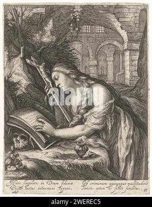 Maria Magdalena, Nicolaas Braeu, nach Jacob Matham, ca. 1600 - ca. 1605 Druck die Buße Maria Magdalena betet in einer Höhle. Sie hält ein Kruzifix an der Stirn und liest in einer Bibel. Das Buch ist auf einem Schädel. Neben ihr im Gras befindet sich ein offener Salbentopf, der sich auf eine Bibelgeschichte bezieht, in der sie die Füße Christi zeigt. Ein lateinischer Vers von Simon Sowjus ist unter der Show gedruckt. Papiergravur der Bußhure Maria Magdalena; mögliche Attribute: Buch (oder Schriftrolle), Krone, Dornenkrone, Kruzifix, Glas mit Salbe, Spiegel, Musikinstrument, Palmenzweig, Rosenkranz, Geißel Stockfoto