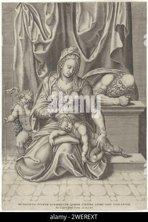 Heilige Familie mit Johannes de Boper, Philippe de Soye, nach Michelangelo, 1565 Druck das Christuskind schläft auf dem Schoß Mariens. Links steht Johannes der Täufer in einem Kamelhaar und mit Kreuzfahne. Joseph auf der rechten Seite, lehnt sich auf eine Steinbasis. Ein Vorhang als Hintergrund. Papierstich Heilige Familie mit Johannes dem Täufer (als Kind). Christkind schlafend  Madonna-Darstellungen Stockfoto