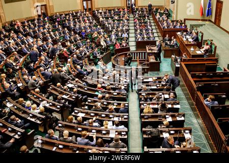 Warschau, Polen, 26. Januar 2024. Polnische Parlamentsabgeordnete nehmen an der 4. Sitzung des polnischen Parlaments Teil, die in einem Chaos stattfindet, das durch rechtliche Unstimmigkeiten mit der vorherigen Regierung entstanden ist. Am 13. Dezember 2023 übernahm die aktuelle Regierung in Polen die Macht und übernahm die rechtsextreme Partei Recht und Gerechtigkeit, die seit acht Jahren regiert. Beide Seiten werfen einander verfassungswidrige Handlungen vor, und es gibt im Land de facto zwei Rechtssysteme. Quelle: Dominika Zarzycka/Alamy Live News Stockfoto