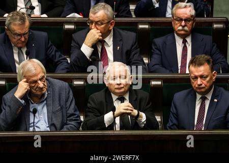 Warschau, Polen, 26. Januar 2024. (L-R, erste Reihe) der Parlamentsabgeordnete Ryszard Terlecki, der Parlamentsabgeordnete Jarosław Kaczynski, Vorsitzender der Oppositionspartei Recht und Gerechtigkeit, und Mariusz Blaszczak, ehemaliger Minister für Unterlegene, nehmen an der 4. Sitzung des polnischen Parlaments Teil, die in einem Chaos stattfindet, das durch rechtliche Unstimmigkeiten mit der vorherigen Regierung entstanden ist. Am 13. Dezember 2023 übernahm die aktuelle Regierung in Polen die Macht und übernahm die rechtsextreme Partei Recht und Gerechtigkeit, die seit acht Jahren regiert. Beide Seiten werfen sich gegenseitig verfassungswidrige Handlungen vor, und zwei de facto-Rechtssysteme sind in der Countr präsent Stockfoto