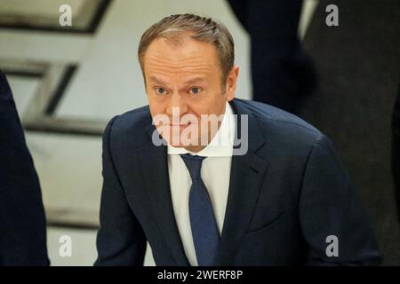 Warschau, Polen, 26. Januar 2024. Donald Tusk, polnischer Premierminister, kommt zur 4. Sitzung des polnischen Parlaments, die in einem Chaos stattfindet, das durch rechtliche Unstimmigkeiten mit der vorherigen Regierung entstanden ist. Am 13. Dezember 2023 übernahm die aktuelle Regierung in Polen die Macht und übernahm die rechtsextreme Partei Recht und Gerechtigkeit, die seit acht Jahren regiert. Beide Seiten werfen einander verfassungswidrige Handlungen vor, und es gibt im Land de facto zwei Rechtssysteme. Quelle: Dominika Zarzycka/Alamy Live News Stockfoto