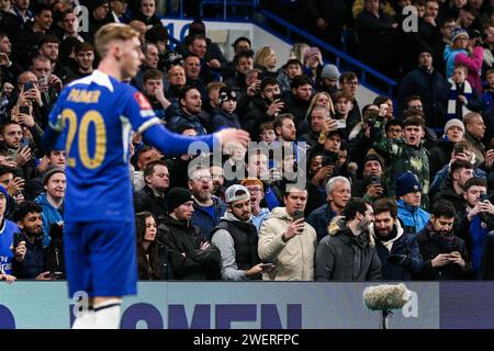 Die Fans beobachten, wie Cole Palmer von Chelsea beim Spiel der 4. Runde des Chelsea FC gegen Aston Villa FC Emirates FA Cup am 26. Januar 2024 in Stamford Bridge, London, England, Großbritannien eine Ecke nimmt. Credit: Every Second Media/Alamy Live News Stockfoto