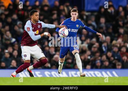 Chelsea Cole Palmer kämpft am 26. Januar 2024 gegen Ezri Konsa von Aston Villa während des Spiels Chelsea FC gegen Aston Villa FC Emirates FA Cup in der 4. Runde in Stamford Bridge, London, England, Großbritannien Credit: Every Second Media/Alamy Live News Stockfoto