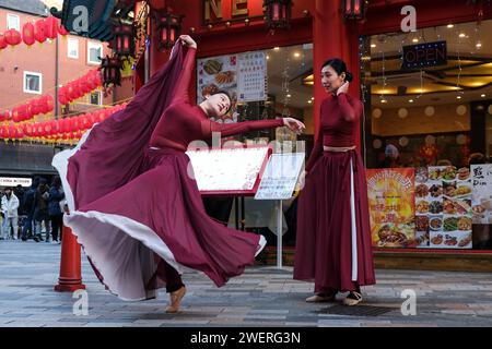 London, Großbritannien. Januar 2024. Chinesische klassische Tänzer der UK China Performing Arts School (UKCPA) durchlaufen in Chinatown eine Routine vor dem Lunar New Year, das auf den 10. Februar fällt. Tausende werden am nächsten Tag an den Feierlichkeiten im Zentrum Londons teilnehmen, an denen UKCPA-Studenten auftreten werden. Quelle: Eleventh Photography/Alamy Live News Stockfoto