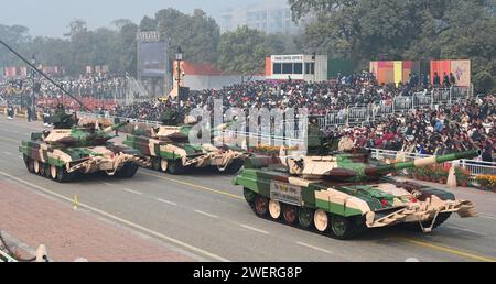 NEW DELHI, INDIEN - 26. JANUAR: Indischer PANZER T-90 ( BHISHMA) auf 75 dem Kartavya Pfad am 26. Januar 2024 in Neu Delhi, Indien. Indien bereitet sich auf seine Platin-Feier des Tages der Republik des Landes am Freitag vor, bei der auf dem majestätischen „Kartavya Path“ in Neu-Delhi eine spannende Ausstellung über seine militärischen Fähigkeiten und sein reiches kulturelles Erbe präsentiert wird. Am Vorabend des Republiktages kündigte die Gewerkschaftsregierung am Donnerstag Galantry und Service-Medaillen an 1.132 Mitarbeiter verschiedener Agenturen wie die paramilitärischen Streitkräfte, die Polizei, f Stockfoto