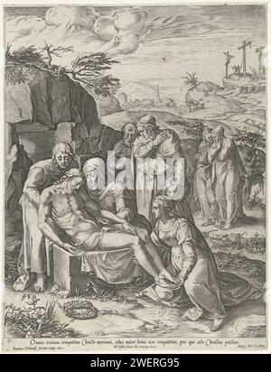 Graflegging van Christus, Cornelis Cort, nach Giulio Clovio, 1602 Druck vor der Öffnung in einem Felsen liegt der Körper Christi auf einem Stein, unterstützt von Maria und Johannes. Maria Magdalena kniet zu seinen Füßen. Joseph von Arimatea und Nikodemus sind etwas hinter ihnen. Im Hintergrund eine hügelige Landschaft mit dem Berg Golgatha auf der rechten Seite. Papier mit Gravur Christi (möglicherweise von Engeln) Stockfoto