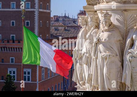 Rom, IT - 28. Juli 2023: Italienische Flagge winkt im Wind auf der Piazza Venezia Stockfoto