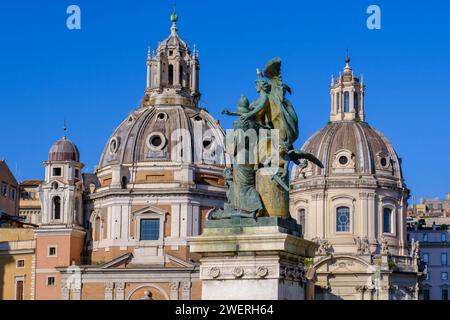 Rom, IT - 28. Juli 2023: Santa Maria di Loreto, Kirche des Allerheiligsten Namens Mariens und Il Pensiero Statue auf dem Trajan's Forum Stockfoto