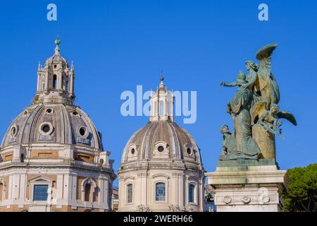 Rom, IT - 28. Juli 2023: Santa Maria di Loreto, Kirche des Allerheiligsten Namens Mariens und Il Pensiero Statue auf dem Trajan's Forum Stockfoto