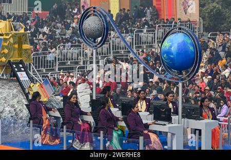 NEW DELHI, INDIEN - 26. JANUAR: Tableaux der Indian Space Research Organization (ISRO) während der Parade zum 75. Tag der Republik 2024 auf dem Kartavya Path am 26. Januar 2024 in Neu-Delhi, Indien. Indien bereitet sich auf seine Platin-Feier des Tages der Republik des Landes am Freitag vor, bei der auf dem majestätischen „Kartavya Path“ in Neu-Delhi eine spannende Ausstellung über seine militärischen Fähigkeiten und sein reiches kulturelles Erbe präsentiert wird. Am Vorabend des Republiktages kündigte die Gewerkschaftsregierung am Donnerstag Galantry- und Service-Medaillen an 1.132 Mitarbeiter verschiedener Einrichtungen wie paramilitärische Streitkräfte, Polizei und Feuerwehr Stockfoto