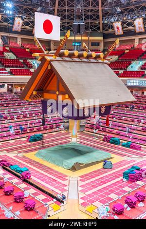 tokio, ryogoku - 14. januar 2023: Das Sumo-Ringen dohyō der Kokugikan-Arena mit einem japanischen Shinto-Tsuriyane-Dach, das mit einem Hinomaru-Nationalspieler geschmückt ist Stockfoto