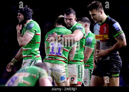 London, Großbritannien. Januar 2024. Die Spieler von Leicester feiern beim letzten Pfeifen während des Gallagher Premiership Rugby-Spiels zwischen Harlequins und Leicester im Twickenham Stoop. Ben Whitley/Alamy Live News Stockfoto