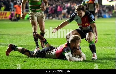 Harlequins Lewis Gjaltema feiert, als Tyrone Green während der Harlequins vs. Leicester Tigers, The Stoop, Twickenham, London UK am 26. Januar 2024 zum Probieren übergeht. Foto von Gary Mitchell Credit: Gary Mitchell, GMP Media/Alamy Live News Stockfoto