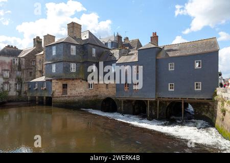 Häuser mit Schieferfassaden an der Pont de Rohan, einer bewohnten Brücke über den Elorn in Landerneau, Finistere. Stockfoto