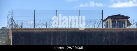 Panoramablick auf eine Gefängnismauer und Wachturm Stockfoto