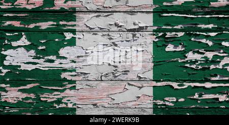 Die Flagge Nigerias ist auf einem Holzbrett gemalt. Stockfoto