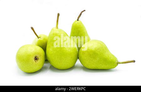 Frische ganze grüne europäische Birne oder Birnen, isoliert auf weißem Hintergrund. Verschiedene Winkel. Süßes essbares Obst. Volle Schärfentiefe Stockfoto