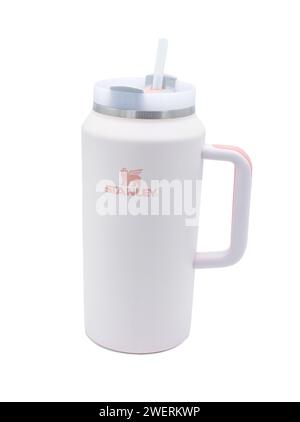 Ocala, FL 1-21-2024 Stanley der Quencher H2.0 Flowstate Tumbler 64 Oz Doppelwandige Vakuumisolierung aus Edelstahl hält Wasser oder Lieblingsgetränk i Stockfoto