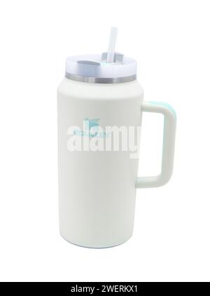 Ocala, FL 1-21-2024 Green Stanley der Quencher H2.0 Flowstate Tumbler 64 Oz Doppelwandige Isolierung aus Edelstahl hält Wasser oder Lieblingsgetränk Stockfoto