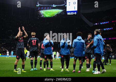 LONDON, UK - 26. Januar 2024: Manchester City Spieler applaudieren die Fans nach dem Spiel der vierten Runde des FA Cup zwischen Tottenham Hotspur FC und Manchester City FC im Tottenham Hotspur Stadium (Foto: Craig Mercer/ Alamy Live News) Stockfoto